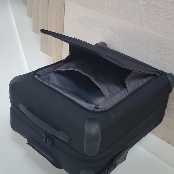 Tumi Continental Expandable 4-Wheel Carry-On Spinner Cabin Luggage - Picture 10 of 13